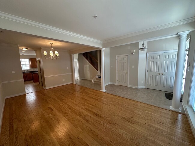 Building Photo - Lovely 4 bedroom townhome in Villages of Five Points
