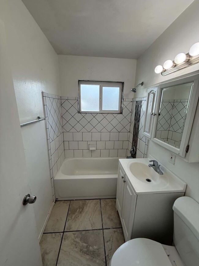 Building Photo - 4634 E Montecito St