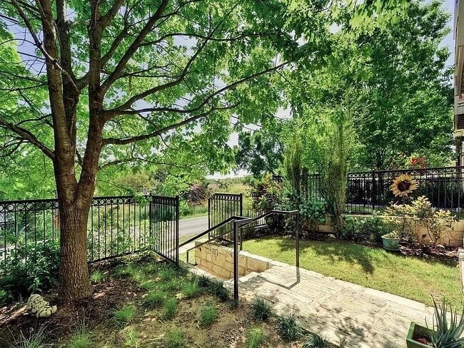 Building Photo - 2520 Bluebonnet Ln