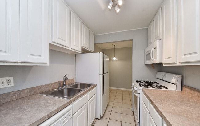 Building Photo - 1855 Tall Oaks Dr