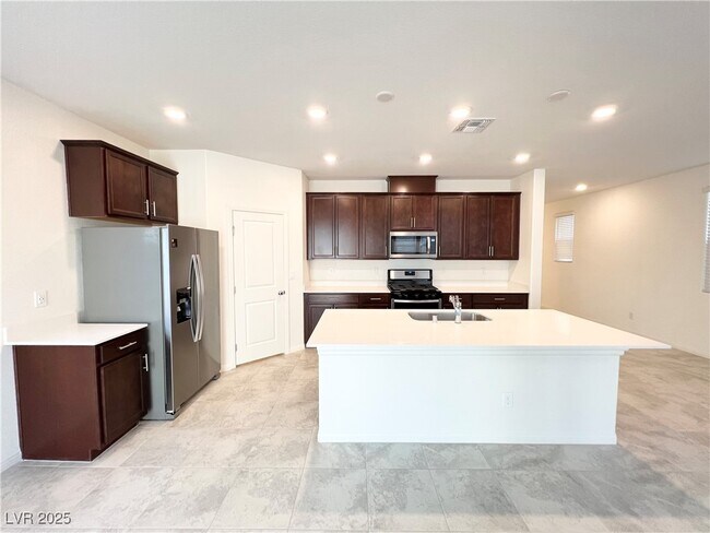 Building Photo - 7012 Sylmar Ave