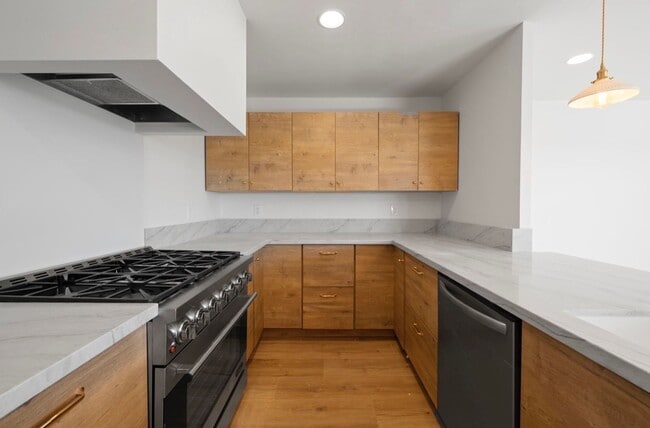 Building Photo - 3 Bed 2 Bath Townhouse For Rent in Pacific...