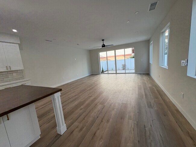 Building Photo - 260 Donax Ave