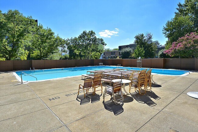 Building Photo - Chic Two-Level Condo in Prime SW Waterfron...