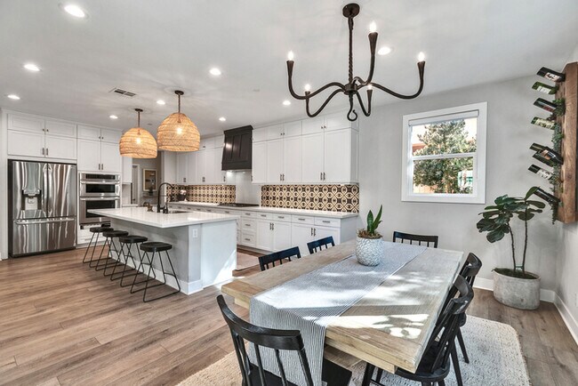Building Photo - Light and bright 4 bedroom 3 bath beauty i...
