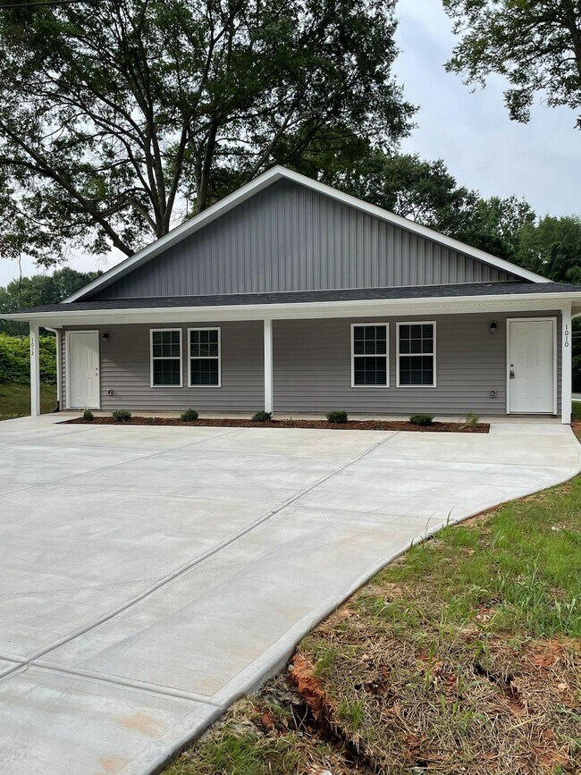 Building Photo - 1525 S Aspen St