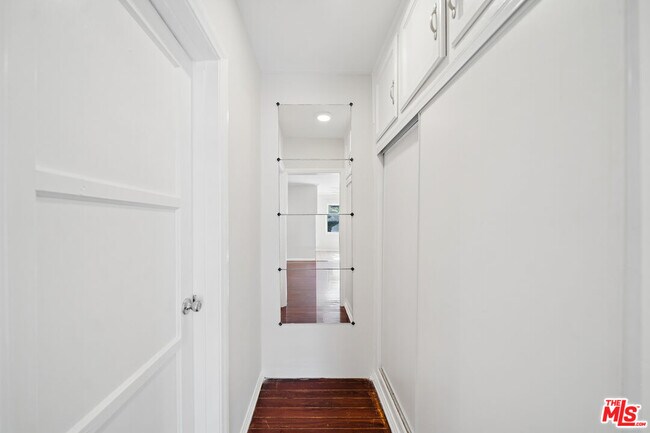 Building Photo - 612 S Dunsmuir Ave