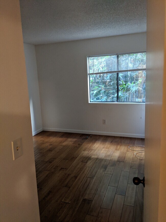 Building Photo - Great Condo in WeHo for Rent