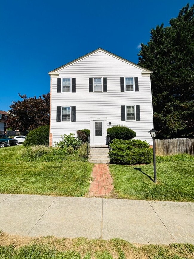 Building Photo - 702 Cambridge Rd