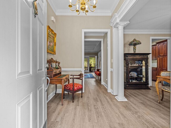 Building Photo - Beauty by the Water!