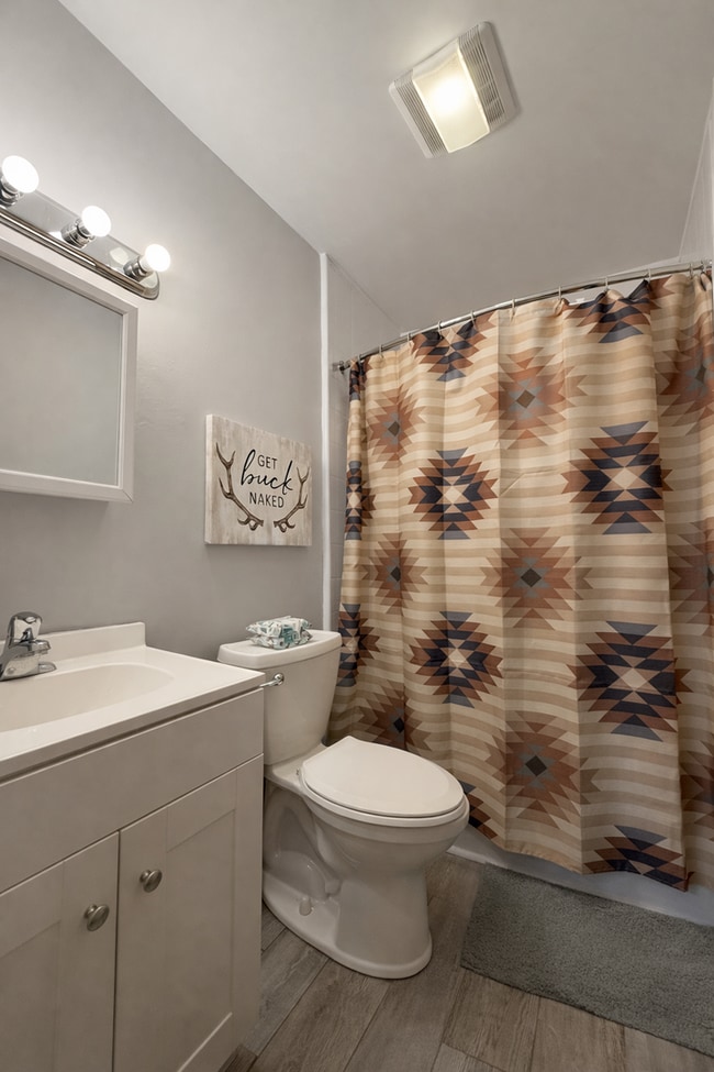 Building Photo - 3 Bedroom 1.5 Bath - Community Pool