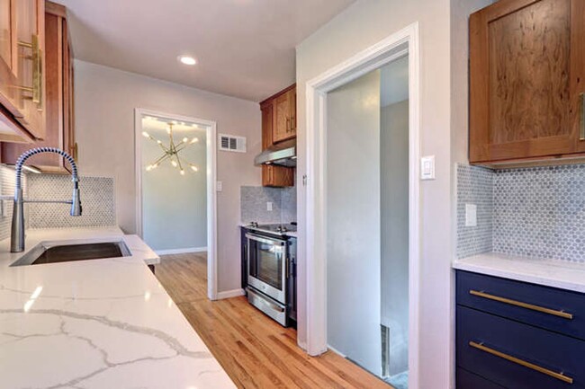 Building Photo - Beautiful 4 Bedroom 2 Bath Single Family H...