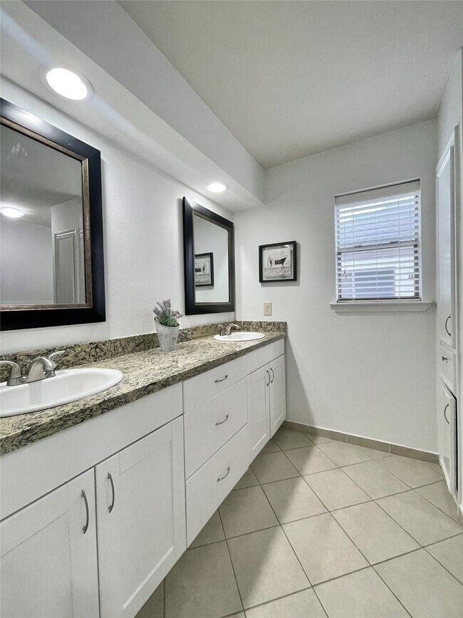 Building Photo - 6210 Queensloch Dr