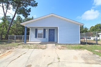Building Photo - Gulf Breeze 3-Bedroom, 1-Bath Home Zoned for Top Schools with Quick Access to Pensacola and Pensa...