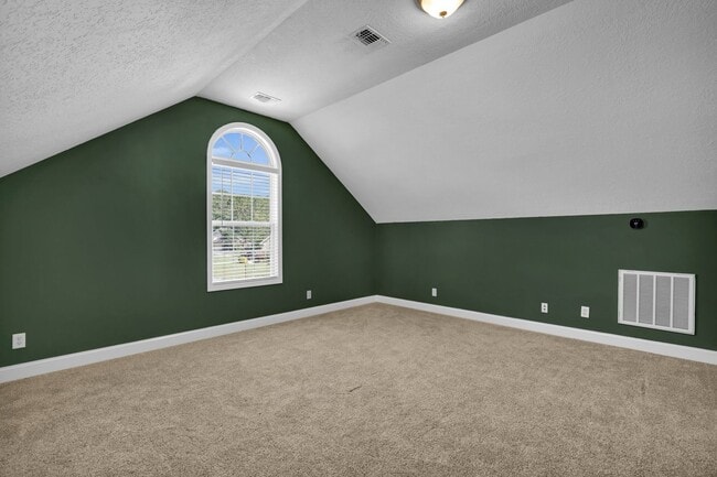 Building Photo - AVAILABLE LATE JULY 2025 (PET FRIENDLY)