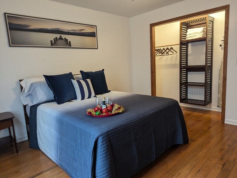 Downstairs bedroom - 3812 James Ed Rd