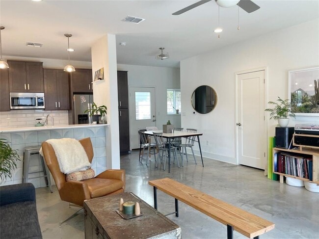 Building Photo - 2101 Montopolis Dr