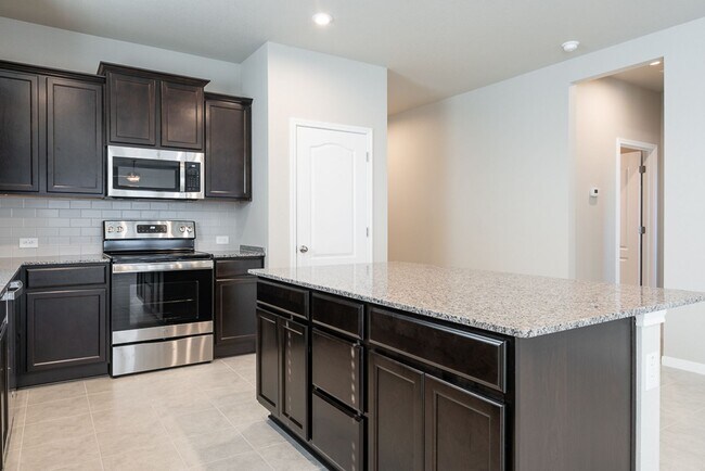 Building Photo - Stunning 4-Bedroom Home in Villages of Wes...