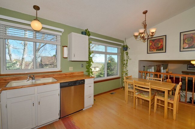 Building Photo - Fantastic 4BR, 3.5BA! Deck, FP, great yard, location!! (Regal)