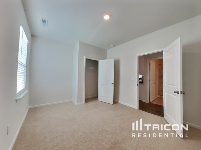 Building Photo - 141 Chapel Dr