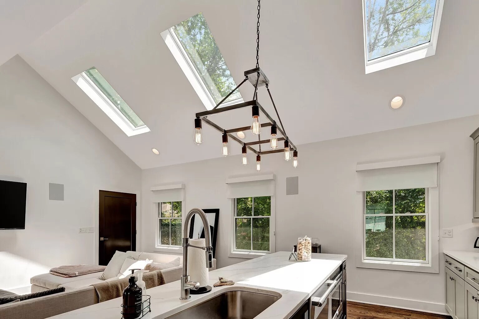 Kitchen - 1825 Lombardy Ave