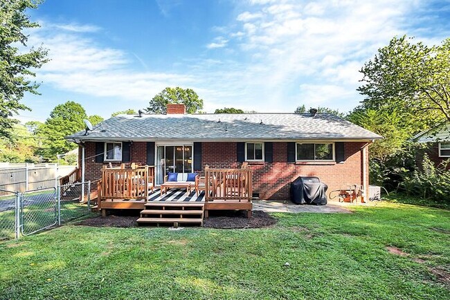 Building Photo - Charming 3BD/2BA Ranch in Selwyn Park!