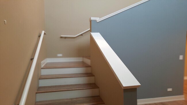 Building Photo - Elevate Your Lifestyle, Stunning 3-Bedroom Loft in Evanston