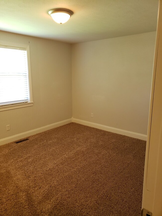 Building Photo - Granite Counter Tops w/ Open Floor Plan in...