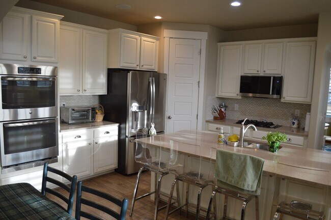 Building Photo - Luxurious 4-Bedroom Home with Mother-in-Law Suite