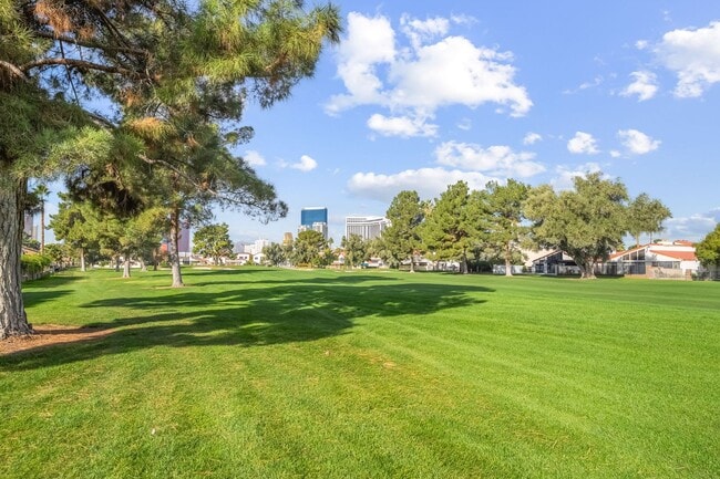 Building Photo - 968 Pinehurst Dr