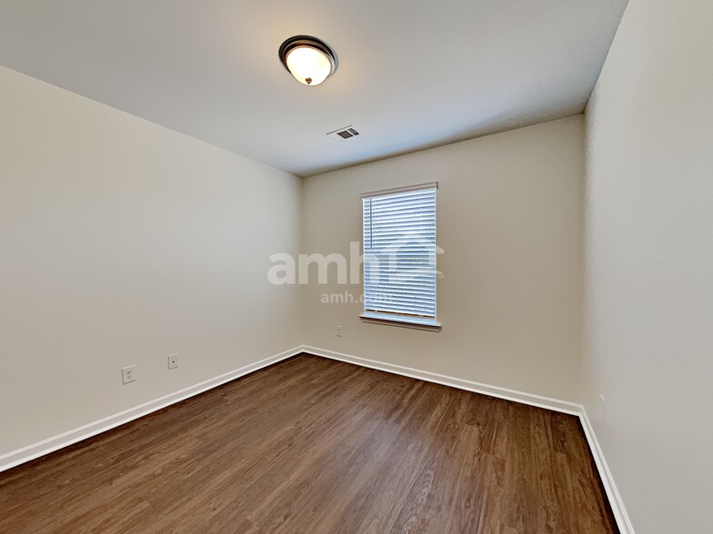 Building Photo - 330 Camp dr