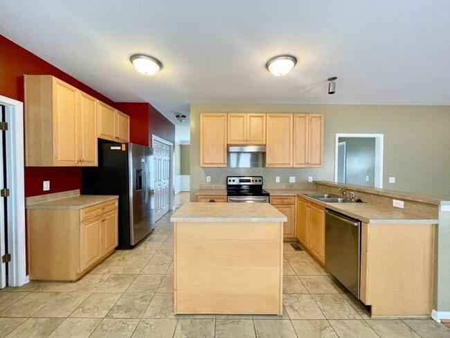 Building Photo - Northeast / Elgin- Offering Self Guided Tour with RENTLY!