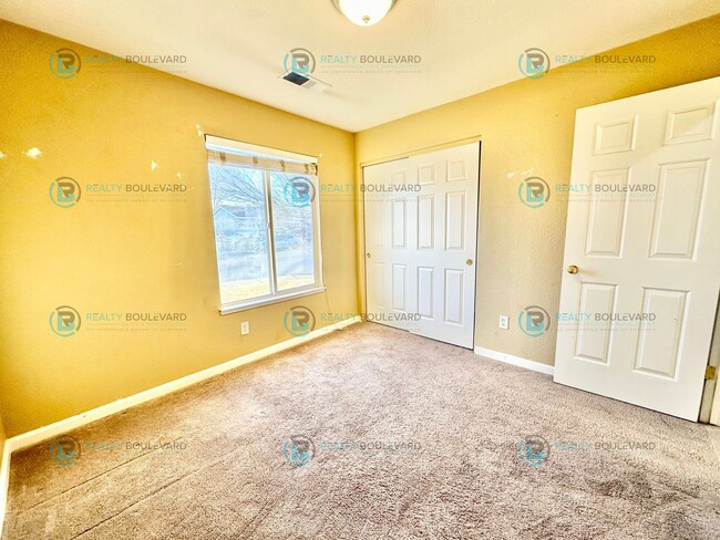 Building Photo - $500 Off Move-In Costs!! Great 3 Bedroom 2...