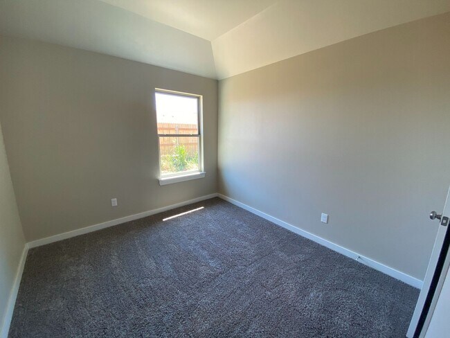 Building Photo - 3 bedroom 2 bath 2 car duplex available in Bethany!