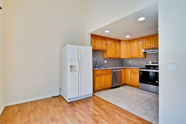 Building Photo - Hardwood Floors- A/C- Full Bedroom and Bath on First Floor: Fresh Paint