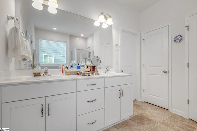 Building Photo - 3 Bedrooms 2 Bathrooms