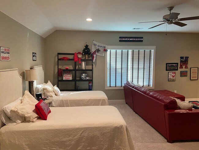 Building Photo - 4BR/4.5BA Furnished Townhome For Rent