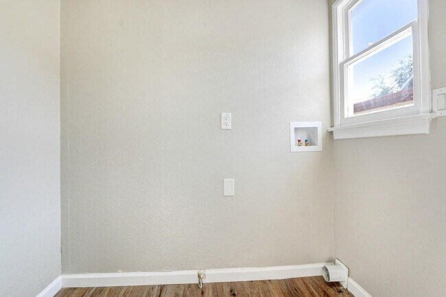 Building Photo - 713 W Ave H-10