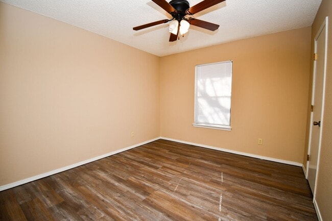 Building Photo - Well-maintained 3-bedroom, 2-bath ranch-style home