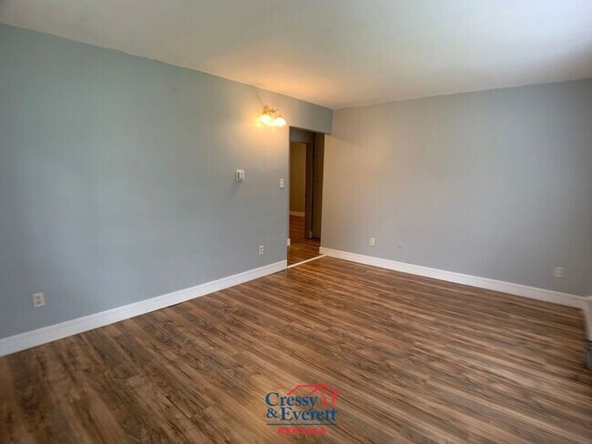 Building Photo - Cute 2 Bedroom Lower Unit