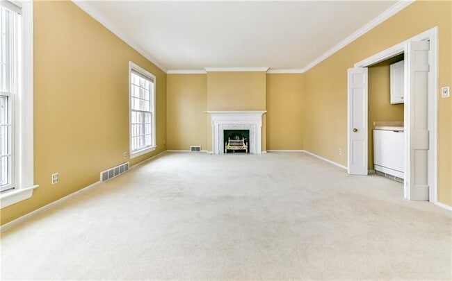 Building Photo - 5623 Fifth Ave