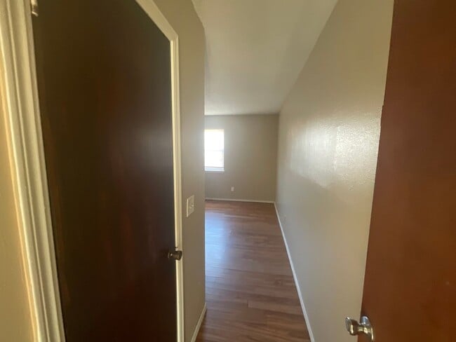 Building Photo - 3 Bed, 2 Bath, 1 Car Garage