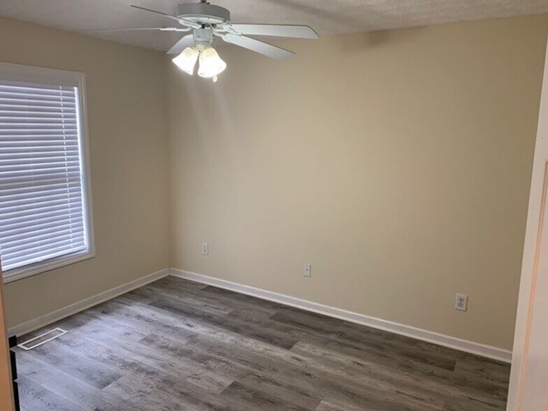 Building Photo - Donahue Crossing