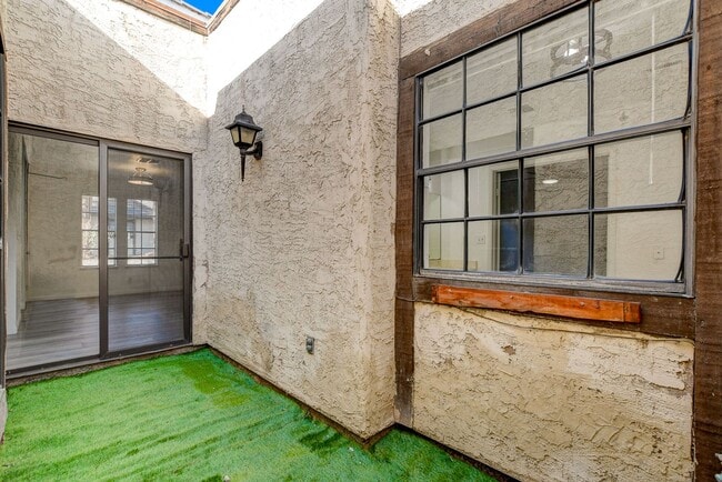 Building Photo - Single Story in the Heart of Las Vegas