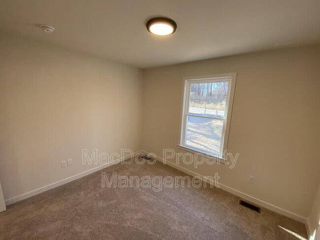 Building Photo - 170 Forest Grove Rd
