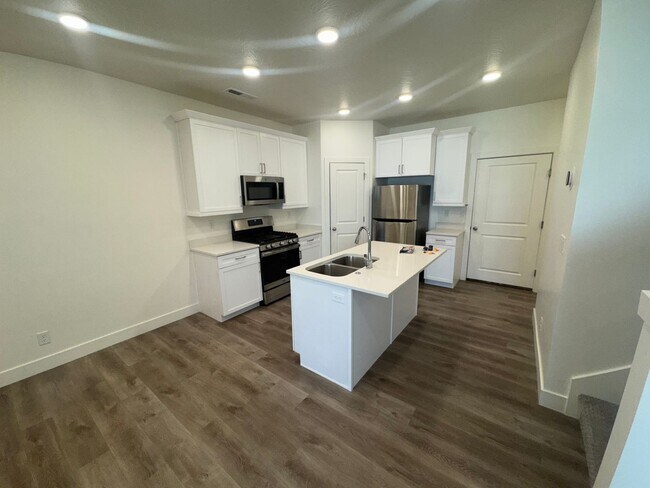 Building Photo - Desert Color Townhome!