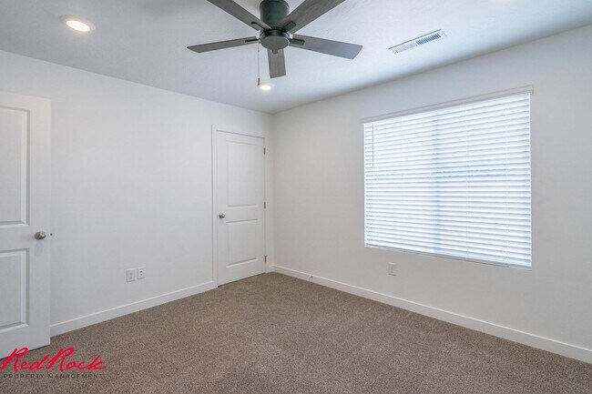 Building Photo - Dog Friendly! 3 Bedroom 2 Bathroom Townhome in Long Valley.