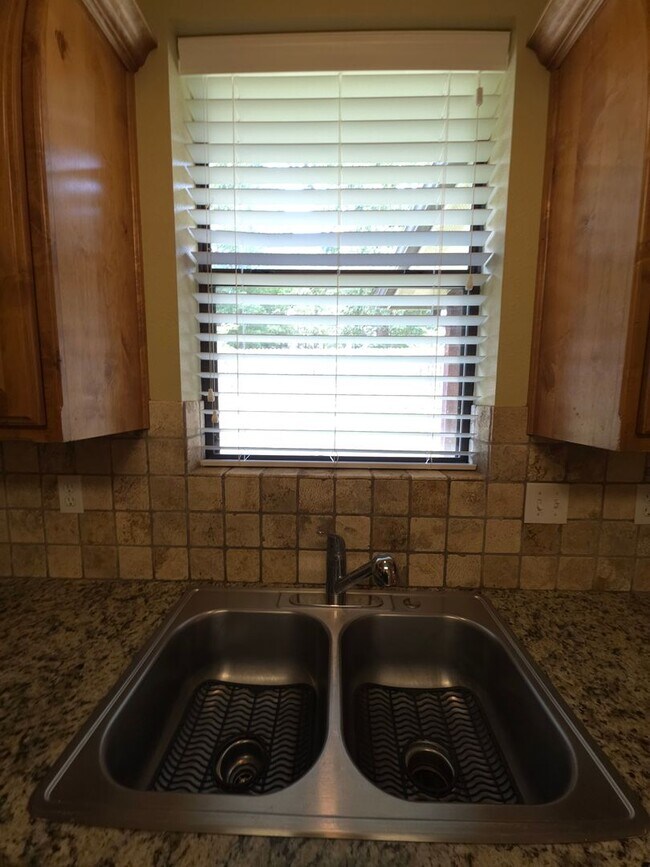 Building Photo - BEAUTIFUL and SPACIOUS 3-bedroom, 2-bathro...