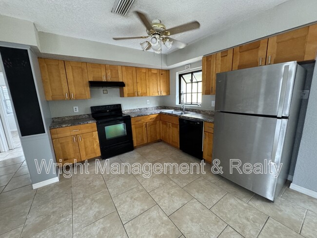 Building Photo - 438 Country Club Dr