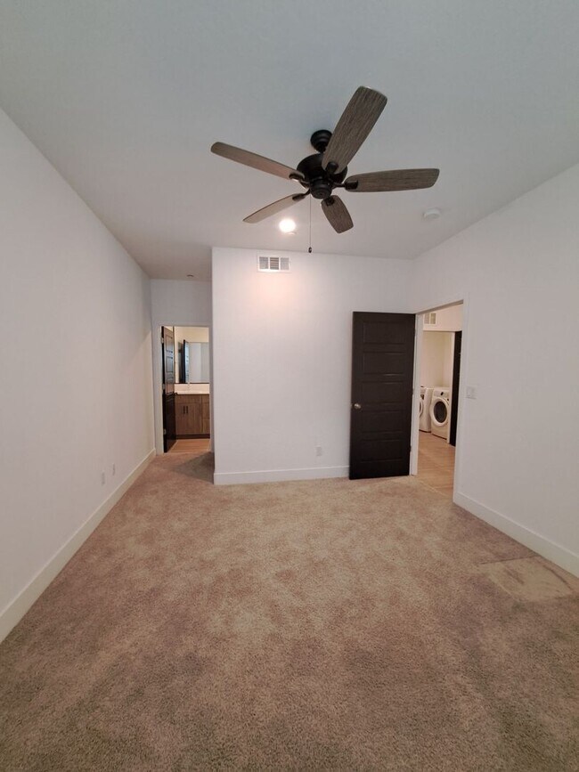 Building Photo - Experience Comfort and Style in This Venet...